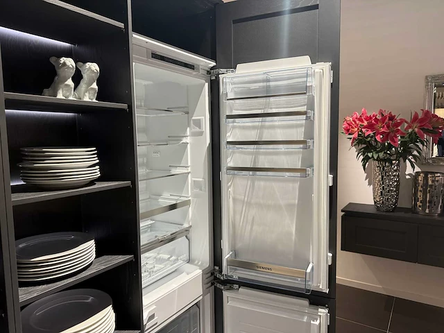 Combinatie van kavels 28 t/m 33 (showroomkeuken met siemens studioline apparatuur) - afbeelding 19 van  41