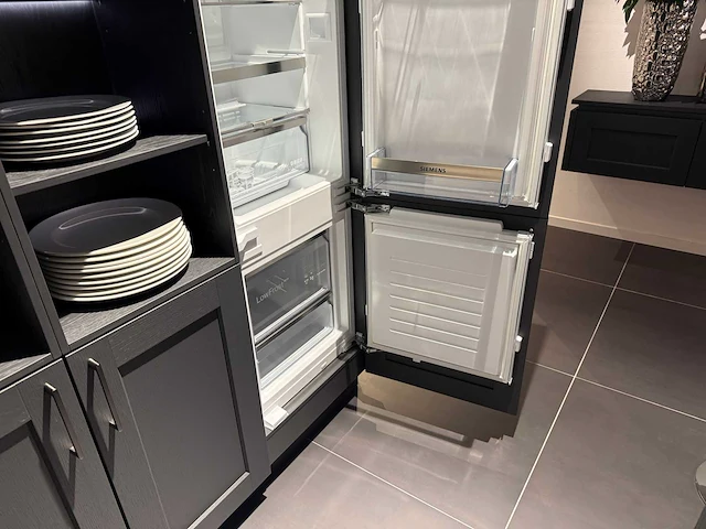 Combinatie van kavels 28 t/m 33 (showroomkeuken met siemens studioline apparatuur) - afbeelding 20 van  41
