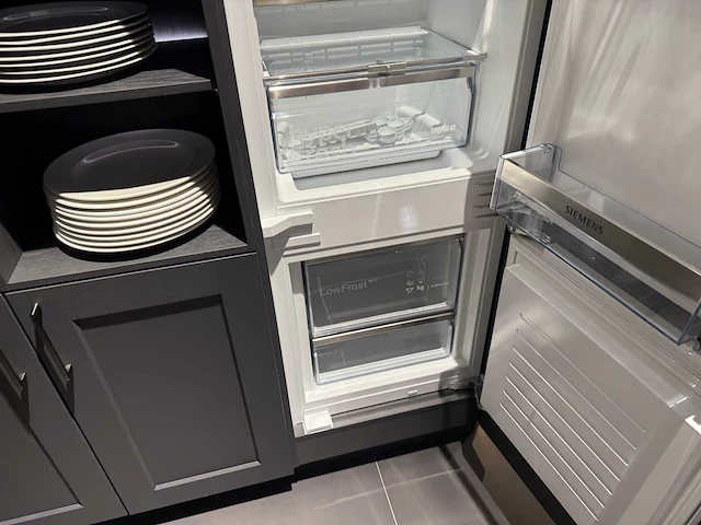 Combinatie van kavels 28 t/m 33 (showroomkeuken met siemens studioline apparatuur) - afbeelding 22 van  41