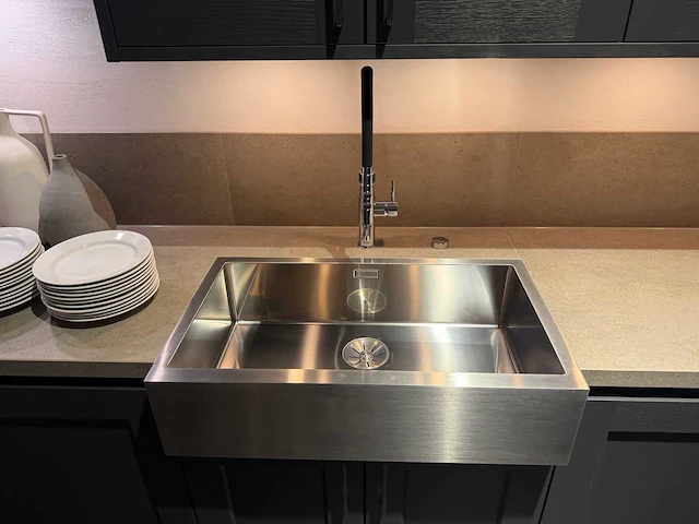 Combinatie van kavels 28 t/m 33 (showroomkeuken met siemens studioline apparatuur) - afbeelding 30 van  41