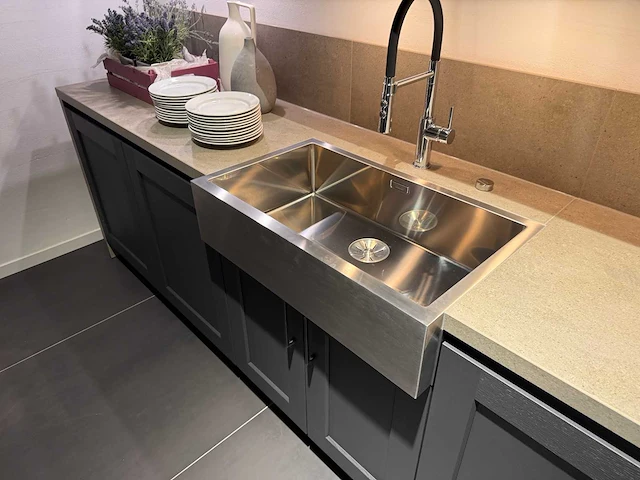 Combinatie van kavels 28 t/m 33 (showroomkeuken met siemens studioline apparatuur) - afbeelding 31 van  41