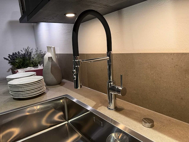 Combinatie van kavels 28 t/m 33 (showroomkeuken met siemens studioline apparatuur) - afbeelding 32 van  41