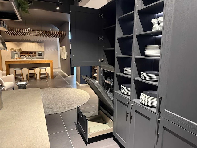 Combinatie van kavels 28 t/m 33 (showroomkeuken met siemens studioline apparatuur) - afbeelding 34 van  41