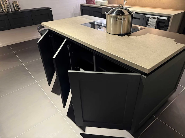Combinatie van kavels 28 t/m 33 (showroomkeuken met siemens studioline apparatuur) - afbeelding 40 van  41