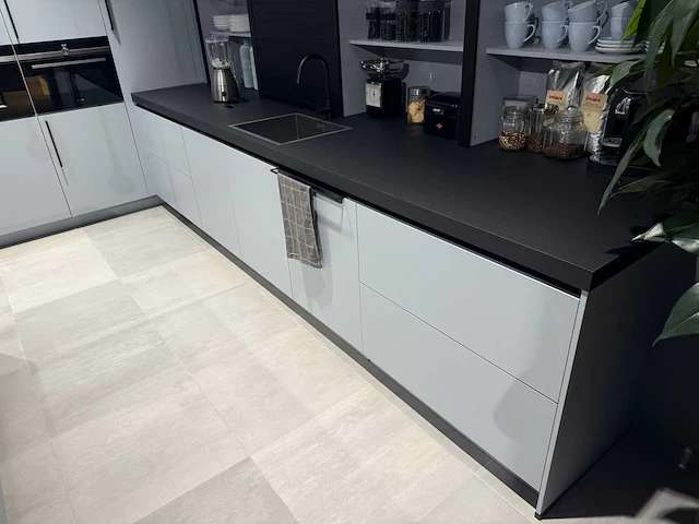 Combinatie van kavels 35 t/m 40 (showroomkeuken met siemens studioline apparatuur) - afbeelding 2 van  40