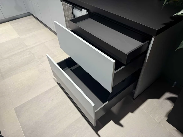 Combinatie van kavels 35 t/m 40 (showroomkeuken met siemens studioline apparatuur) - afbeelding 4 van  40