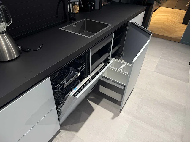 Combinatie van kavels 35 t/m 40 (showroomkeuken met siemens studioline apparatuur) - afbeelding 5 van  40