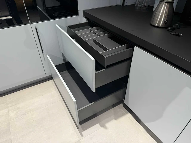 Combinatie van kavels 35 t/m 40 (showroomkeuken met siemens studioline apparatuur) - afbeelding 7 van  40
