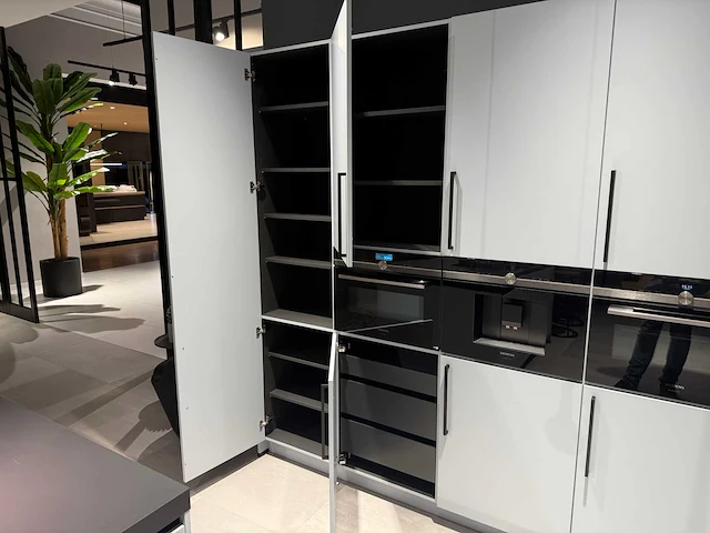 Combinatie van kavels 35 t/m 40 (showroomkeuken met siemens studioline apparatuur) - afbeelding 8 van  40