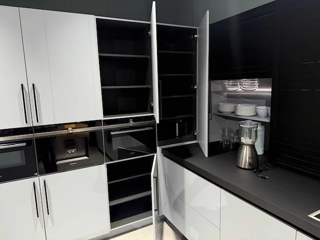 Combinatie van kavels 35 t/m 40 (showroomkeuken met siemens studioline apparatuur) - afbeelding 9 van  40