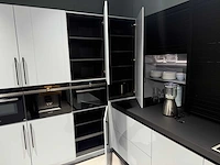 Combinatie van kavels 35 t/m 40 (showroomkeuken met siemens studioline apparatuur) - afbeelding 9 van  40
