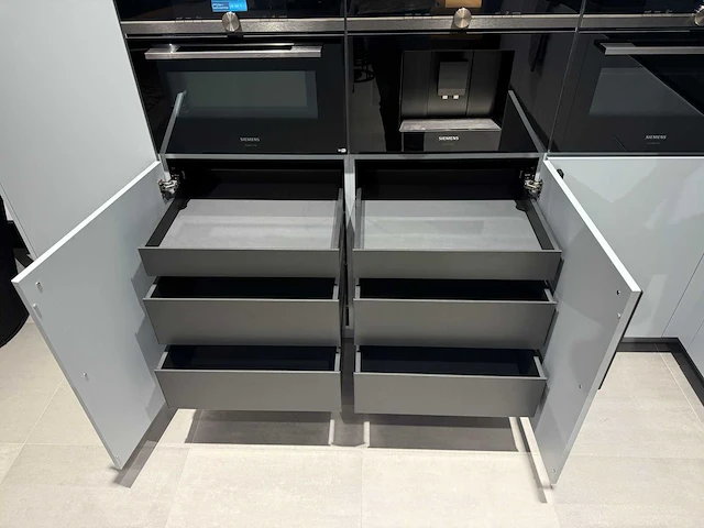 Combinatie van kavels 35 t/m 40 (showroomkeuken met siemens studioline apparatuur) - afbeelding 11 van  40