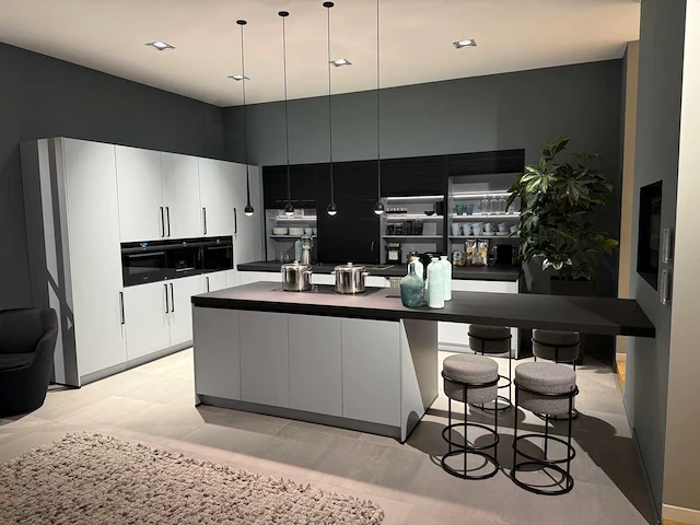 Combinatie van kavels 35 t/m 40 (showroomkeuken met siemens studioline apparatuur) - afbeelding 1 van  40