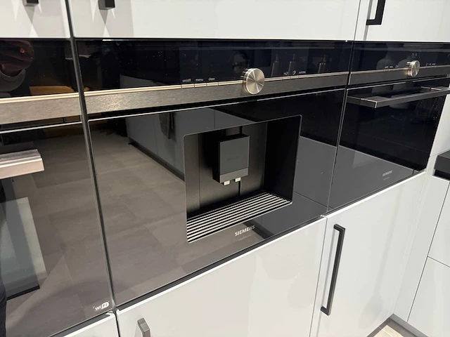 Combinatie van kavels 35 t/m 40 (showroomkeuken met siemens studioline apparatuur) - afbeelding 18 van  40