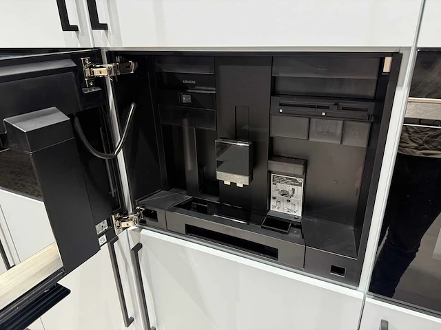 Combinatie van kavels 35 t/m 40 (showroomkeuken met siemens studioline apparatuur) - afbeelding 21 van  40