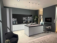 Combinatie van kavels 35 t/m 40 (showroomkeuken met siemens studioline apparatuur) - afbeelding 12 van  40