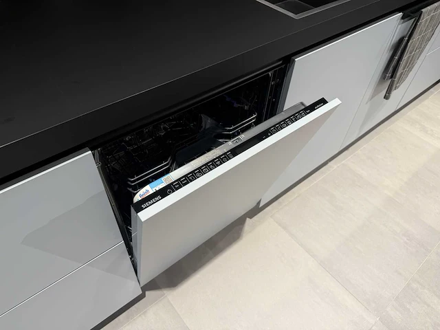 Combinatie van kavels 35 t/m 40 (showroomkeuken met siemens studioline apparatuur) - afbeelding 26 van  40