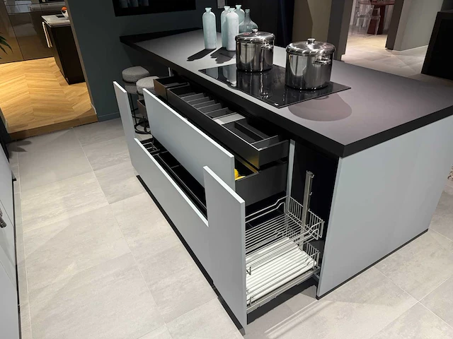 Combinatie van kavels 35 t/m 40 (showroomkeuken met siemens studioline apparatuur) - afbeelding 37 van  40