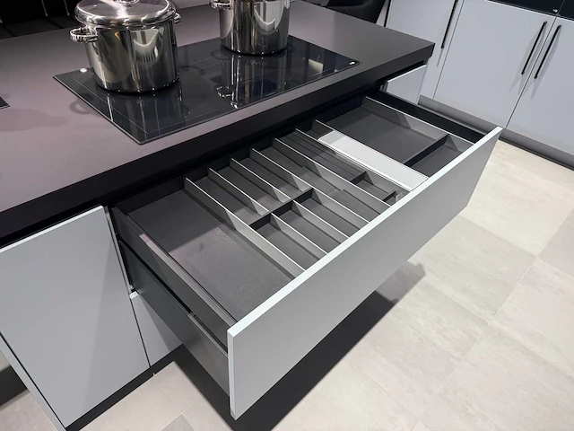 Combinatie van kavels 35 t/m 40 (showroomkeuken met siemens studioline apparatuur) - afbeelding 38 van  40