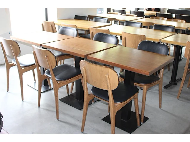 Combinatie van kavels g001, g013, g014 en g015 zijnde 15 horecatafels in diverse afmetingen met 50 houten s... combinatiekavel - afbeelding 1 van  4
