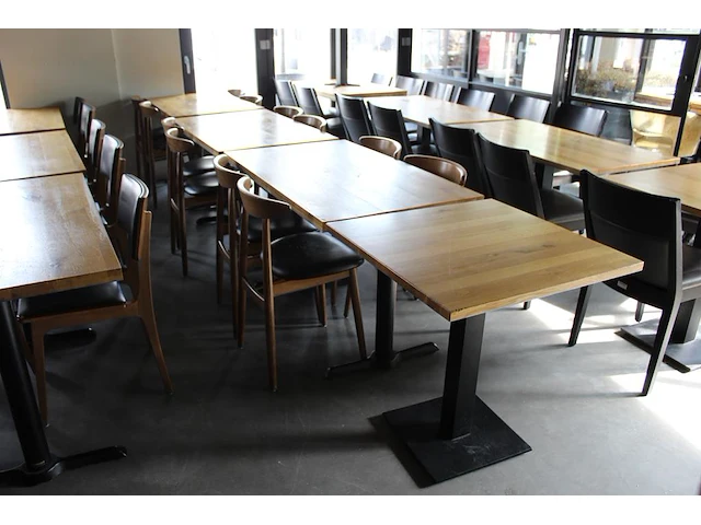 Combinatie van kavels g001, g013, g014 en g015 zijnde 15 horecatafels in diverse afmetingen met 50 houten s... combinatiekavel - afbeelding 2 van  4