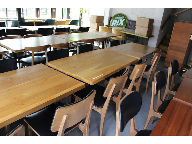 Combinatie van kavels g001, g013, g014 en g015 zijnde 15 horecatafels in diverse afmetingen met 50 houten s... combinatiekavel - afbeelding 3 van  4