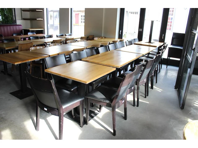 Combinatie van kavels g001, g013, g014 en g015 zijnde 15 horecatafels in diverse afmetingen met 50 houten s... combinatiekavel - afbeelding 4 van  4