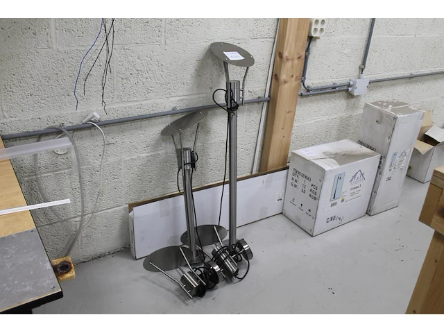 Combinatie van twee aluminium buitenwandlampen en twee aluminium tuinlantaarns w.o. hoogte circa 110 cm. - afbeelding 1 van  3