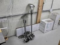 Combinatie van twee aluminium buitenwandlampen en twee aluminium tuinlantaarns w.o. hoogte circa 110 cm. - afbeelding 1 van  3