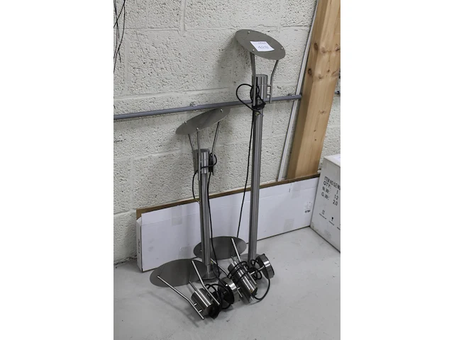 Combinatie van twee aluminium buitenwandlampen en twee aluminium tuinlantaarns w.o. hoogte circa 110 cm. - afbeelding 2 van  3