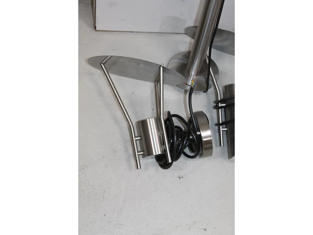 Combinatie van twee aluminium buitenwandlampen en twee aluminium tuinlantaarns w.o. hoogte circa 110 cm. - afbeelding 3 van  3