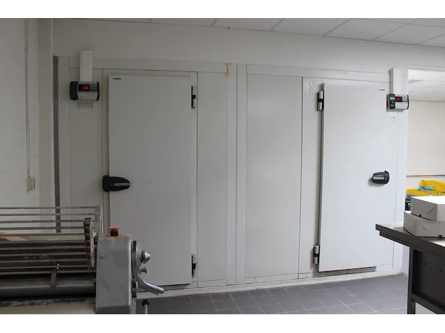 Combinatie van vries- en koelcel isocab isobar met koelstellingen. afmeting totaal 375 x 500 cm. hoogte 233... - afbeelding 1 van  5