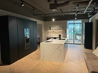 Combinatiekavel exclusieve eilandkeuken met hoge kastenwand-wijnbewaarkast en pantry (c) - afbeelding 1 van  9