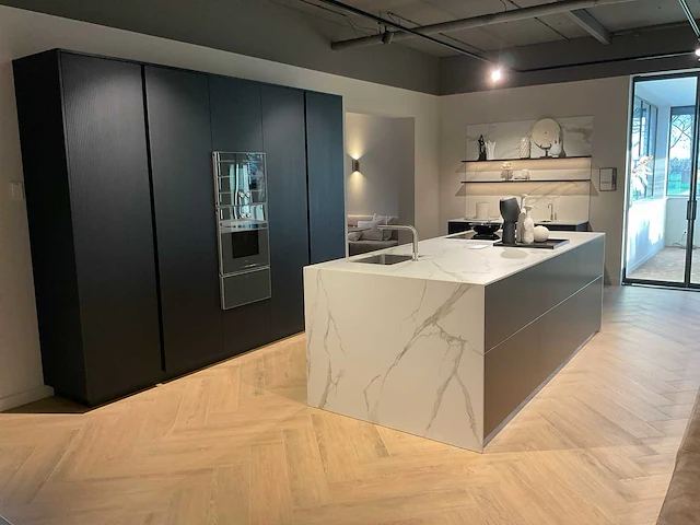 Combinatiekavel exclusieve eilandkeuken met hoge kastenwand-wijnbewaarkast en pantry (c) - afbeelding 2 van  9