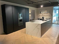 Combinatiekavel exclusieve eilandkeuken met hoge kastenwand-wijnbewaarkast en pantry (c) - afbeelding 2 van  9