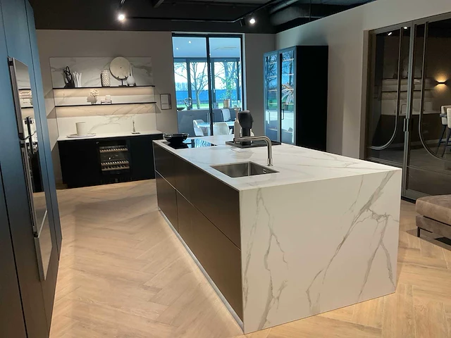 Combinatiekavel exclusieve eilandkeuken met hoge kastenwand-wijnbewaarkast en pantry (c) - afbeelding 3 van  9