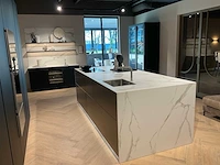 Combinatiekavel exclusieve eilandkeuken met hoge kastenwand-wijnbewaarkast en pantry (c) - afbeelding 3 van  9