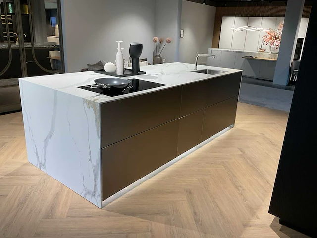 Combinatiekavel exclusieve eilandkeuken met hoge kastenwand-wijnbewaarkast en pantry (c) - afbeelding 5 van  9