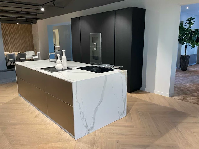 Combinatiekavel exclusieve eilandkeuken met hoge kastenwand-wijnbewaarkast en pantry (c) - afbeelding 6 van  9