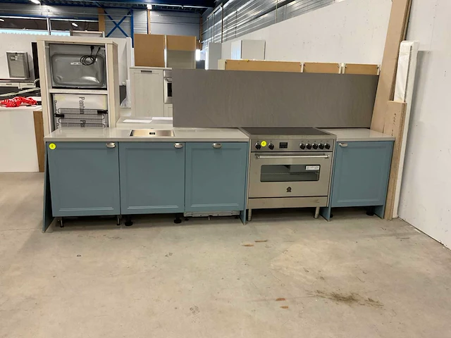 Combinatiekavel recht opgestelde keuken met apparatuur en inductie fornuis (c) - afbeelding 4 van  15