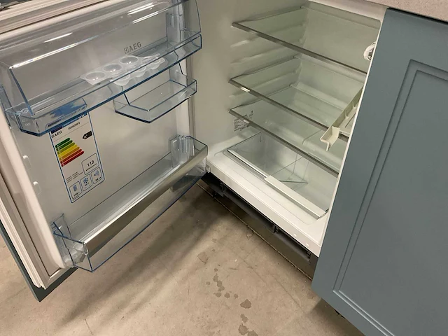 Combinatiekavel recht opgestelde keuken met apparatuur en inductie fornuis (c) - afbeelding 11 van  15