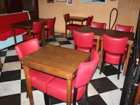 Combinatiekavel van kavel c006, c011 en c012 zijnde 90 horecastoelen en 36 houten tafels. combinatiekavel