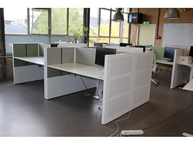 Combinatiekavel zijnde vier dubbelzijdige elektrische in hoogte verstelbare bureaus ahrend voorzien van ako... combinatiekavel - afbeelding 1 van  4