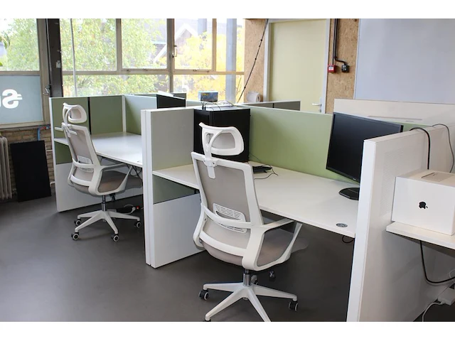 Combinatiekavel zijnde vier dubbelzijdige elektrische in hoogte verstelbare bureaus ahrend voorzien van ako... combinatiekavel - afbeelding 2 van  4