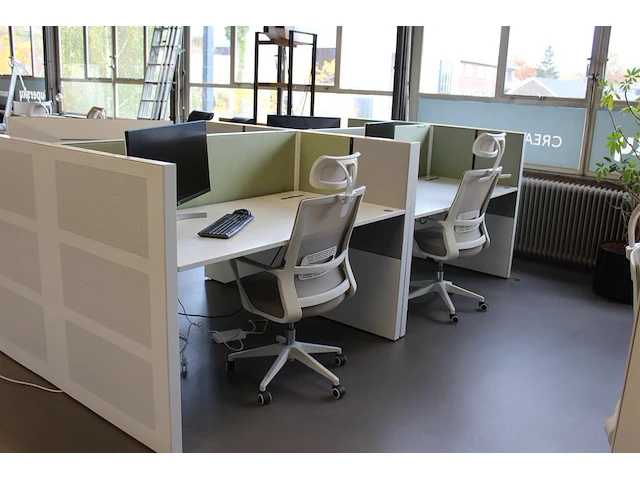 Combinatiekavel zijnde vier dubbelzijdige elektrische in hoogte verstelbare bureaus ahrend voorzien van ako... combinatiekavel - afbeelding 3 van  4