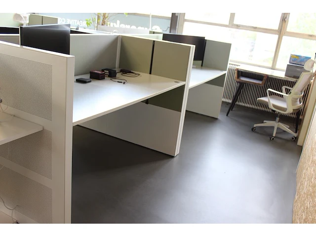 Combinatiekavel zijnde vier dubbelzijdige elektrische in hoogte verstelbare bureaus ahrend voorzien van ako... combinatiekavel - afbeelding 4 van  4