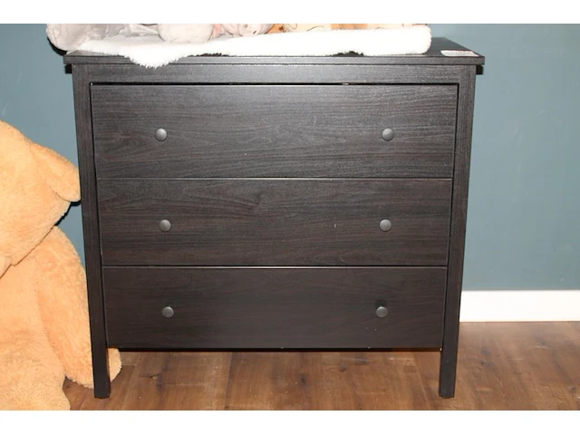 Commode 90 x 46 x 83 cm met drie laden gevuld met plaids in diverse maten en uitvoeringen. - afbeelding 1 van  3