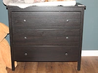 Commode 90 x 46 x 83 cm met drie laden gevuld met plaids in diverse maten en uitvoeringen. - afbeelding 1 van  3