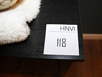 Commode 90 x 46 x 83 cm met drie laden gevuld met plaids in diverse maten en uitvoeringen. - afbeelding 2 van  3