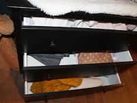 Commode 90 x 46 x 83 cm met drie laden gevuld met plaids in diverse maten en uitvoeringen. - afbeelding 3 van  3